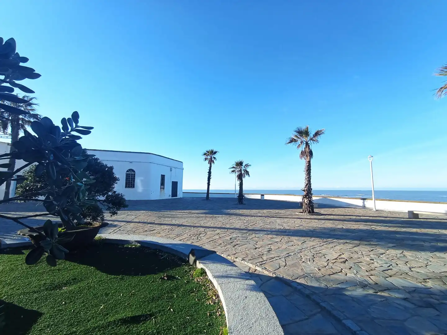 Vista exterior de Local en venta en Chipiona