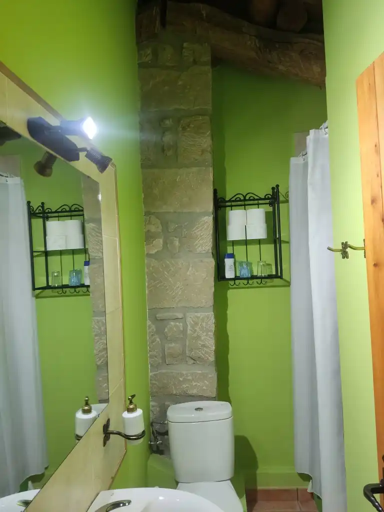 Baño de Finca rústica en venta en Valdeltormo con Calefacción, Jardín privado y Terraza