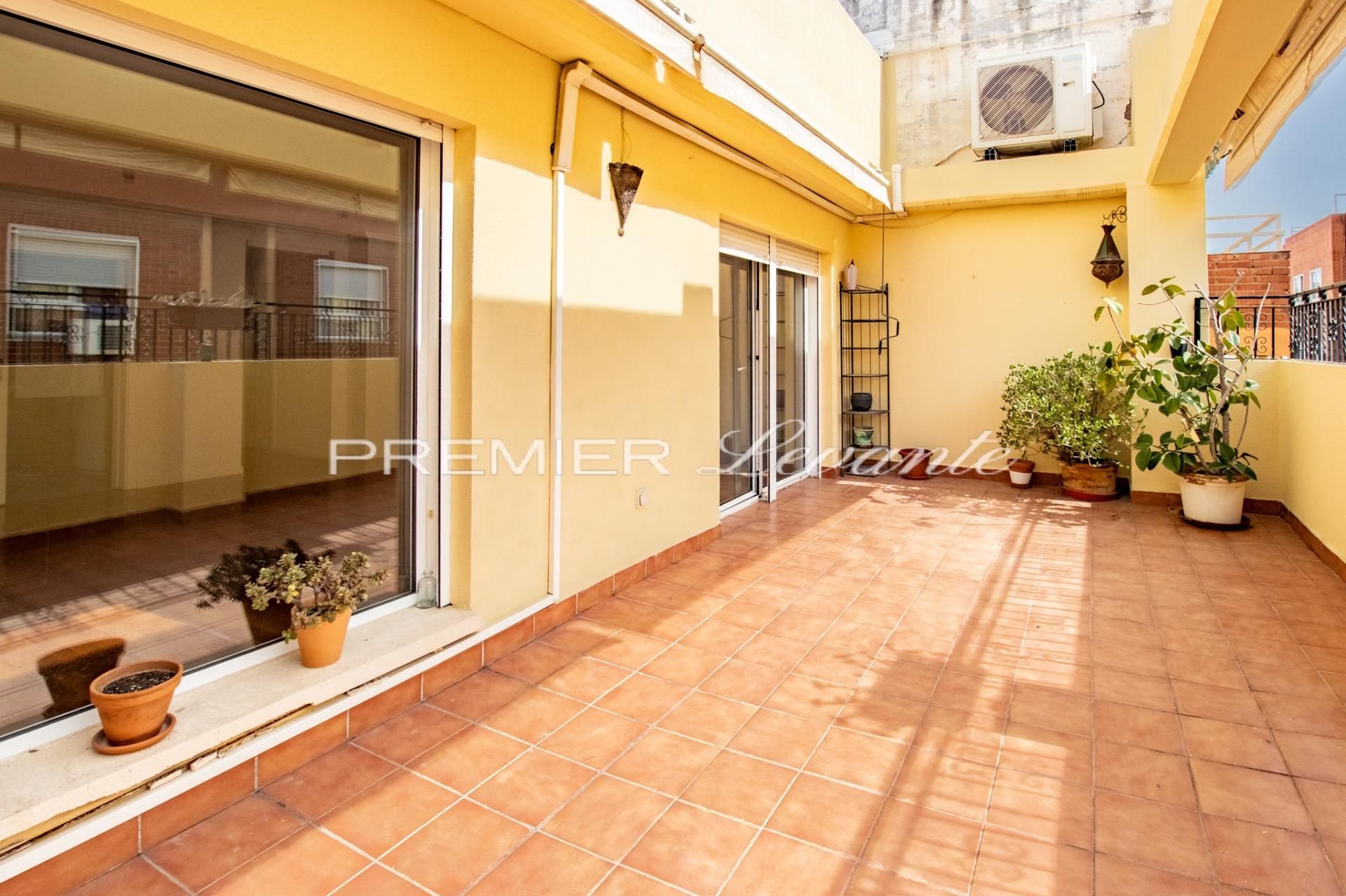 Attic to rent in Calle RIGOBERTO FERRER, Alipark