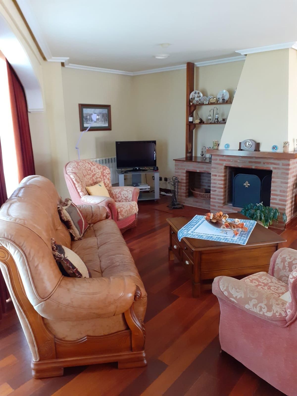 Sala d'estar de Casa o xalet en venda en Villarejo de Órbigo amb Jardí privat, Terrassa i Traster