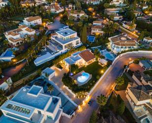 Vista exterior de Casa o xalet en venda en Marbella amb Aire condicionat, Jardí privat i Terrassa