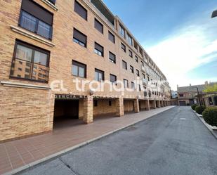 Vista exterior de Pis de lloguer en Parla amb Aire condicionat, Piscina i Moblat
