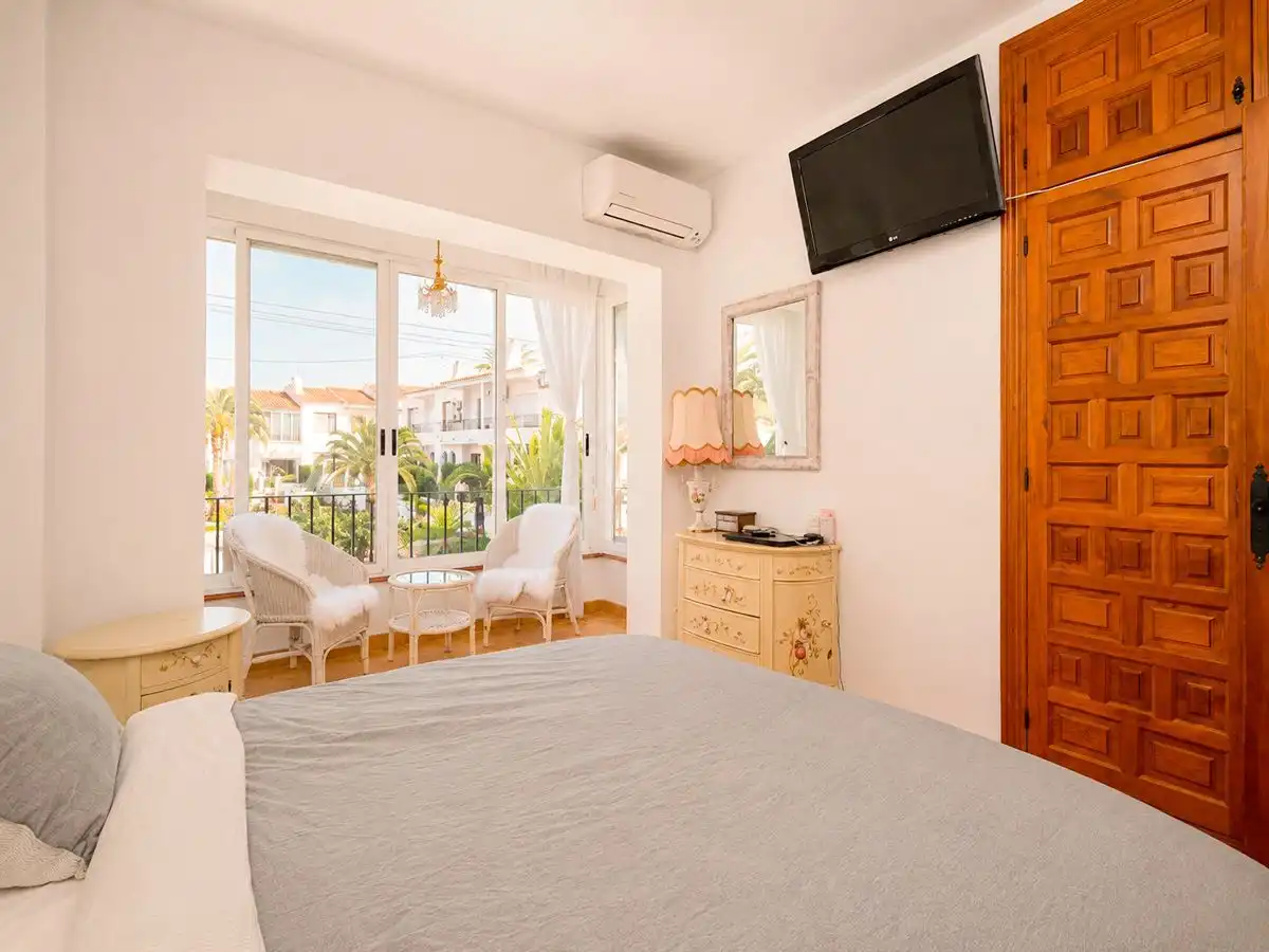 Habitación de Casa adosada en venta en L'Alfàs del Pi con Aire acondicionado, Calefacción y Jardín privado