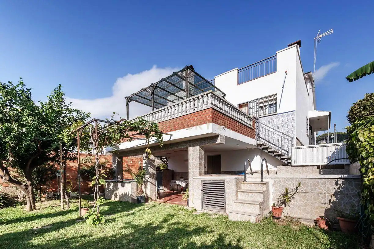 House with pool for sale in Carrer de les Orquídies, Viladecans, Spain