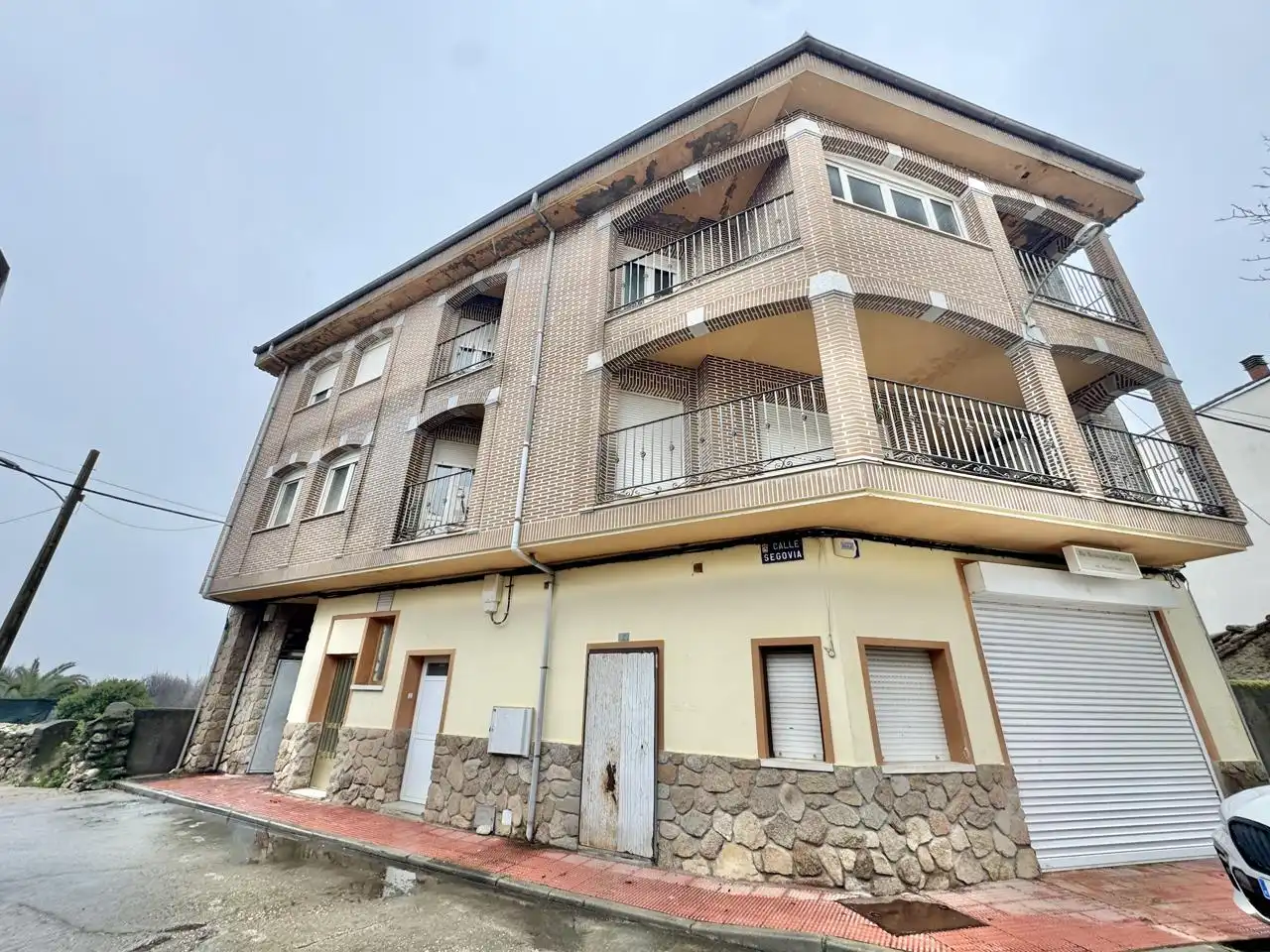 Vista exterior de Edifici en venda en Candeleda