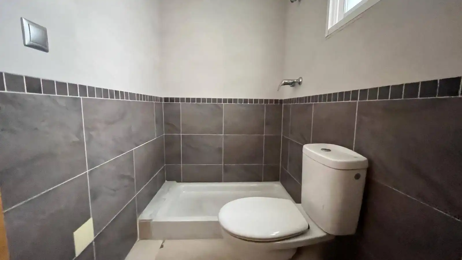 Baño de Piso en venta en Elche / Elx con Balcón