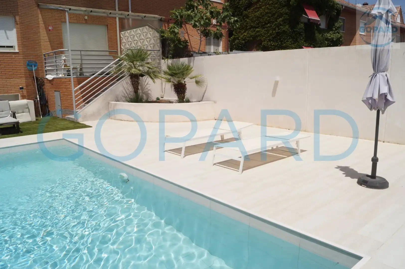 Piscina de Casa adosada de lloguer en Villanueva de la Cañada amb Aire condicionat, Calefacció i Jardí privat