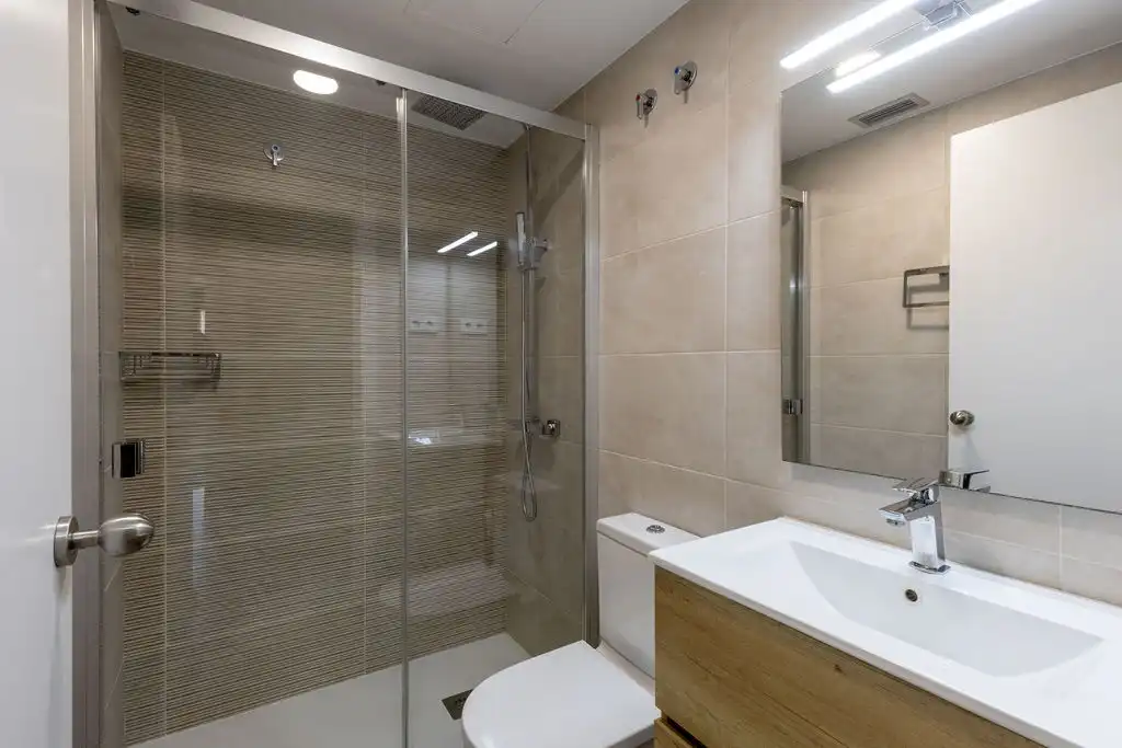 Badezimmer von Wohnung zum Verkauf in Arenys de Mar mit Klimaanlage, Terrasse und Abstellraum