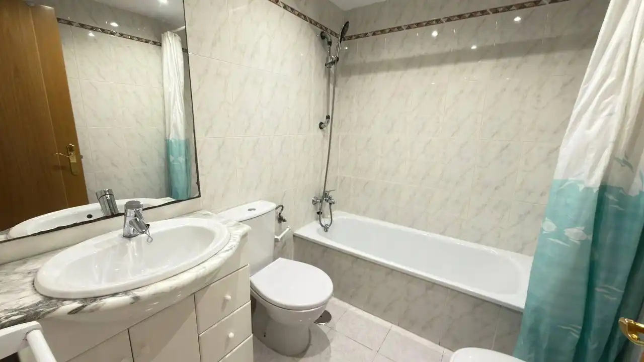 Bathroom of Flat for rent in Alicante / Alacant  with Air Conditioner, Terrace and Furnished