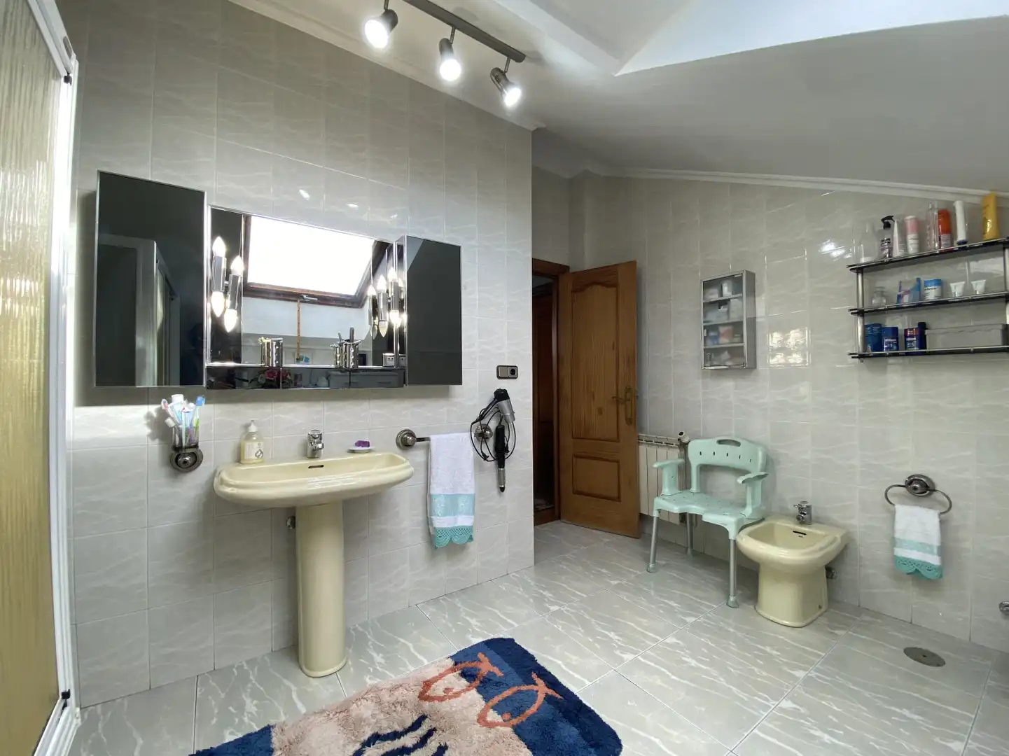 Bathroom of Detached homes for sale in Torrelavega   with Heating, Private garden and Parquet flooring
