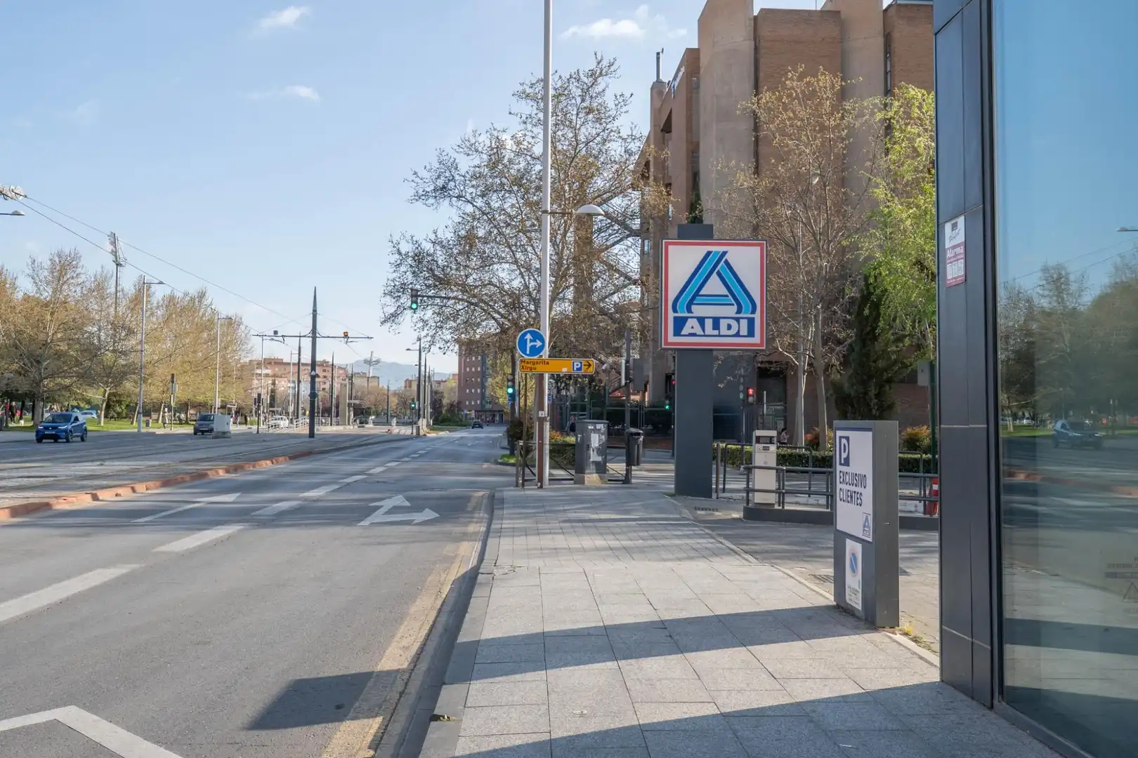 Vista exterior de Pis en venda en Granada amb Aire condicionat i Balcó