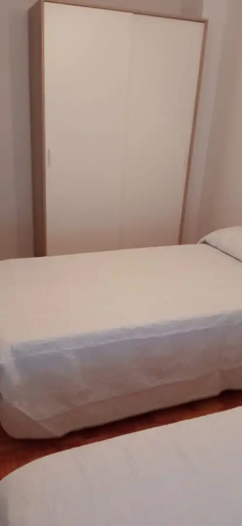Dormitori de Pis de lloguer en Torrelavega  amb Calefacció, Jardí privat i Parquet