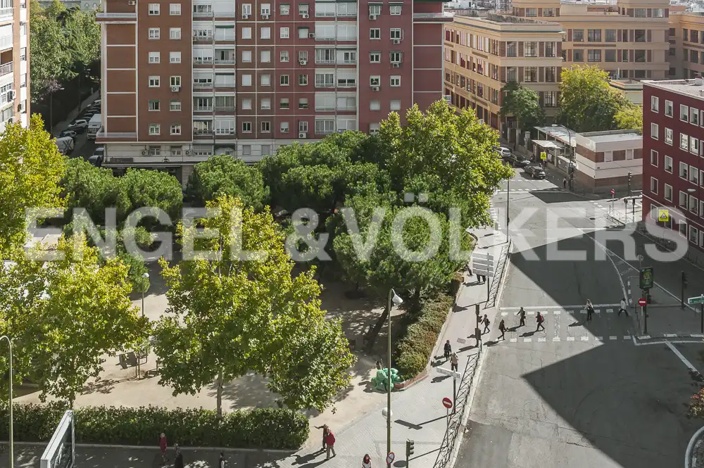 Außenansicht von Wohnung zur Miete in Madrid mit Klimaanlage, Heizung und Parkett