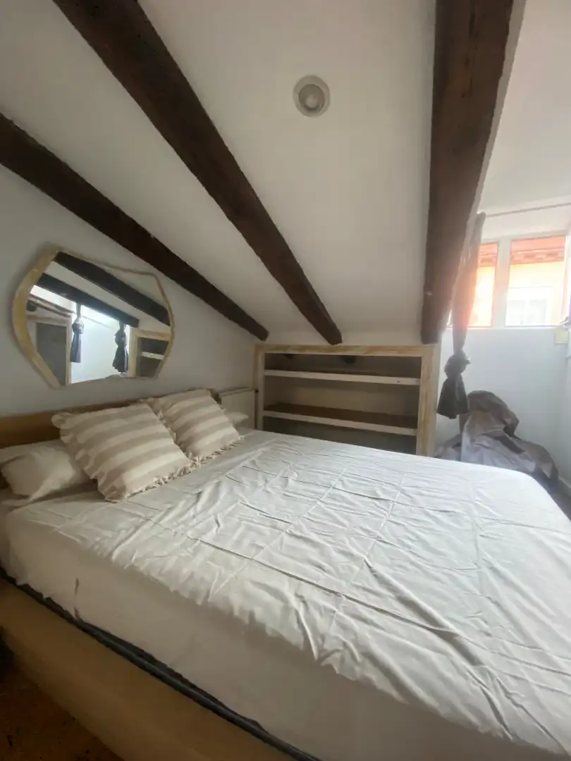 Schlafzimmer von Dachboden zur Miete in Madrid mit Klimaanlage, Heizung und Möbliert