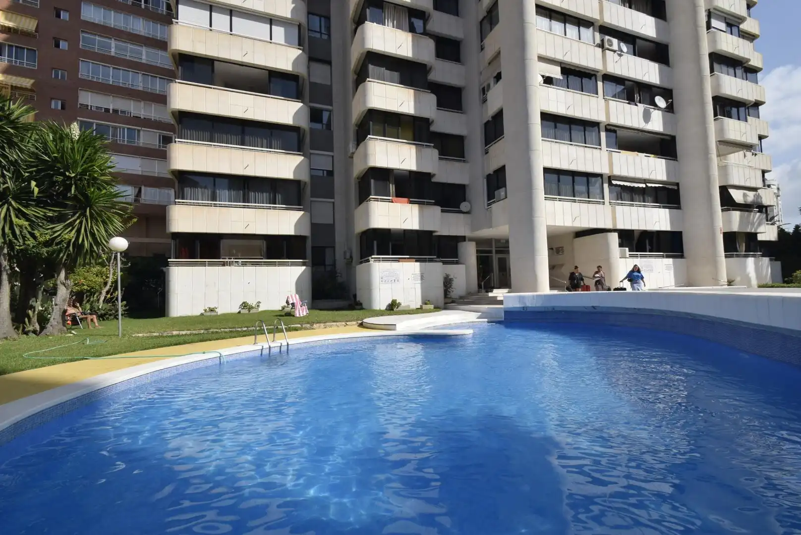 Piscina de Apartamento en venta en Benidorm con Amueblado y Piscina comunitaria