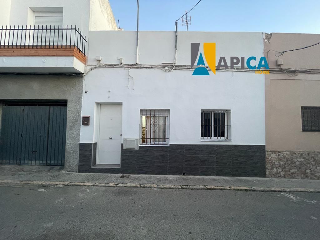 Exterior view of Single-family semi-detached for sale in Chiclana de la Frontera  with Air Conditioner and Terrace