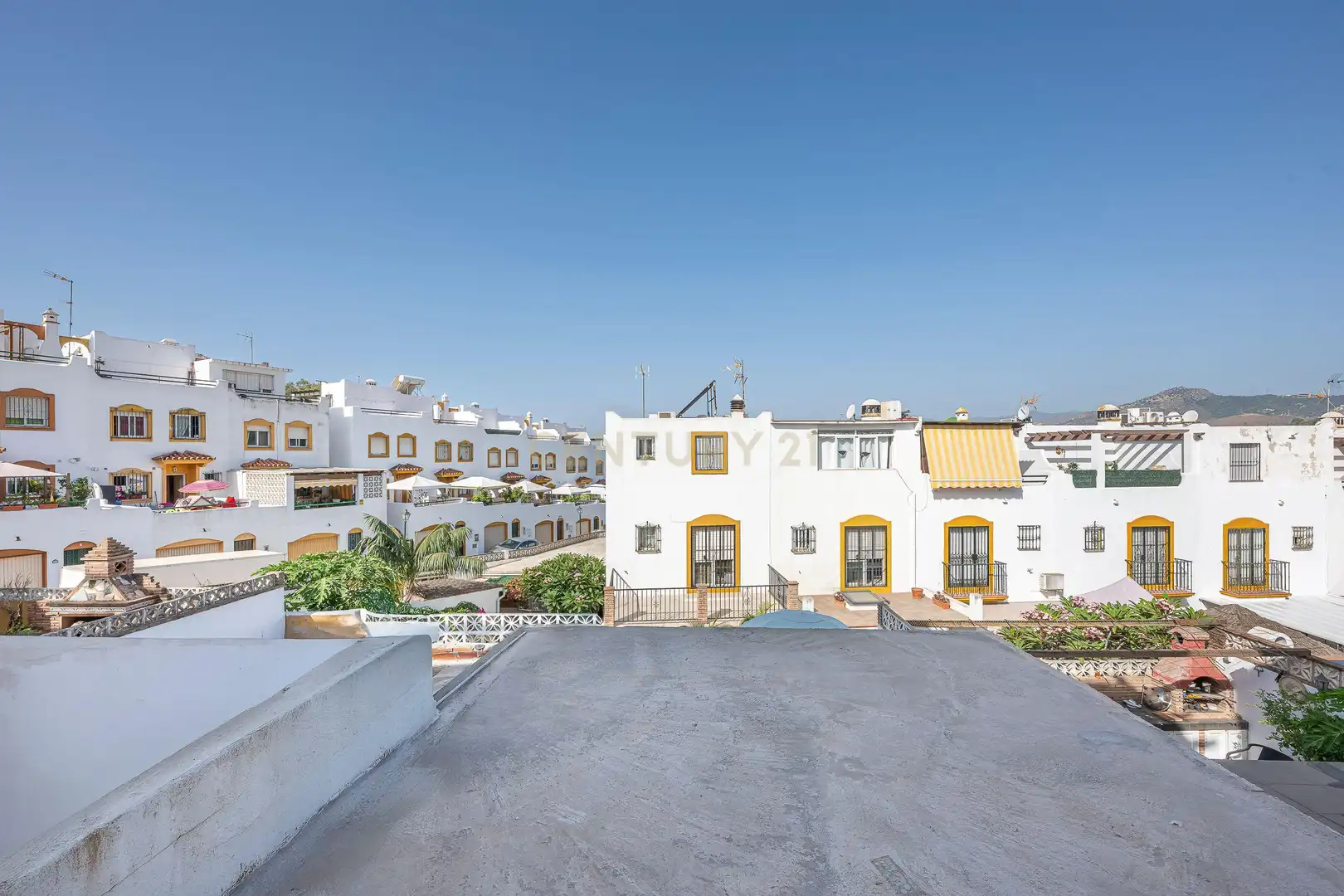 Vista exterior de Casa adosada en venda en Marbella amb Piscina comunitària
