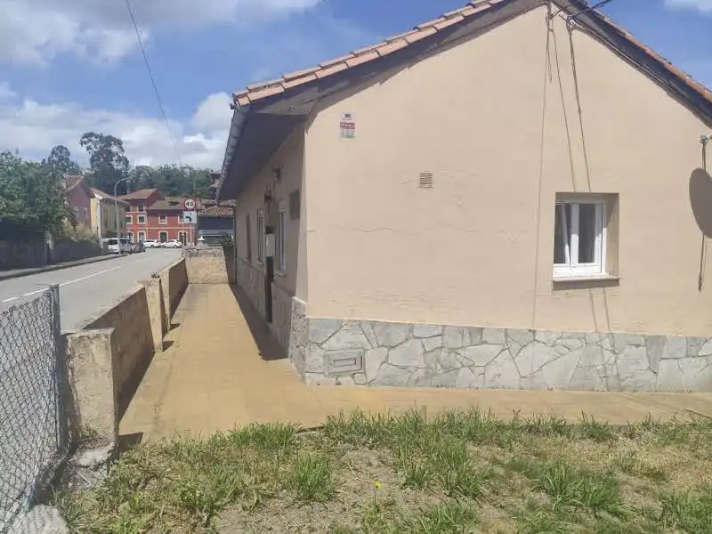 Vista exterior de Casa o xalet en venda en Pravia amb Calefacció, Moblat i Forn