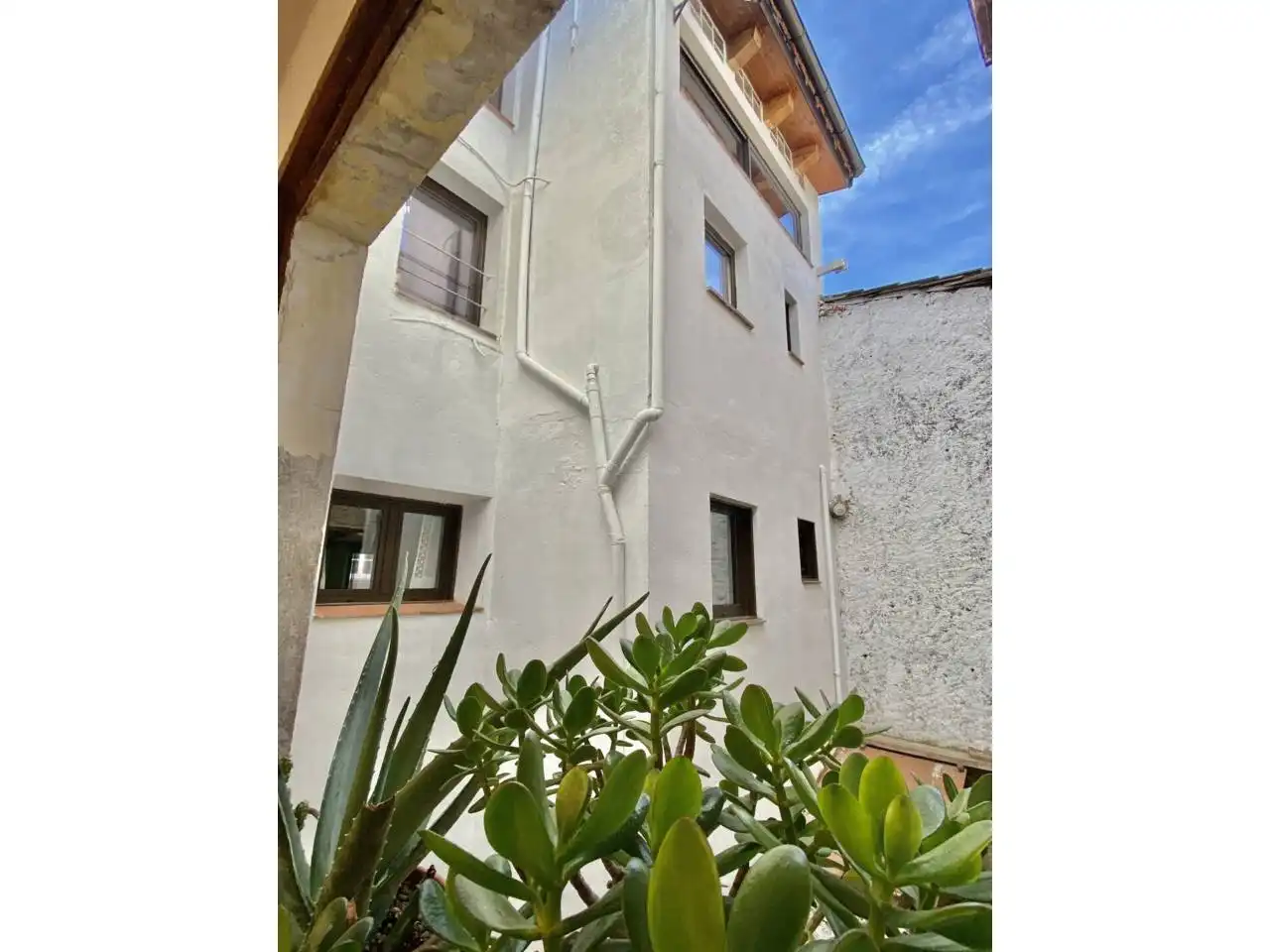 Vista exterior de Dúplex en venda en Sant Joan Les Fonts amb Calefacció, Traster i Balcó