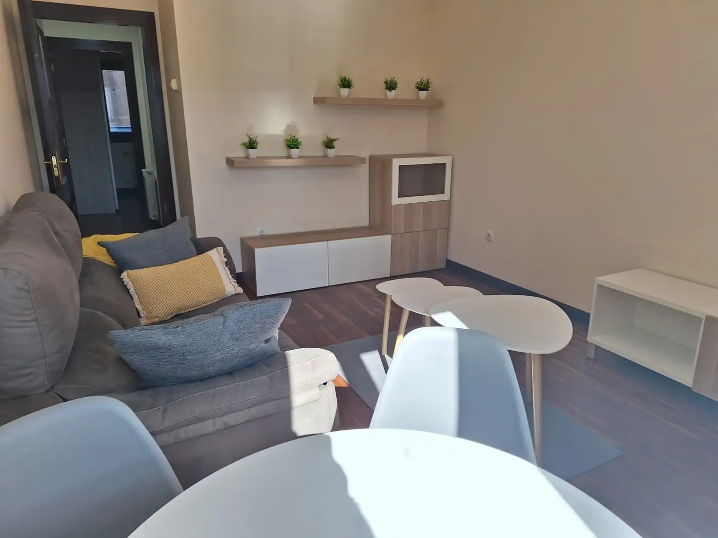Sala d'estar de Pis de lloguer en Gijón  amb Calefacció, Parquet i Traster