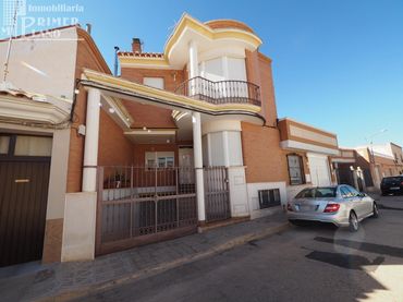 Casa amb balcó en venda a Tomelloso