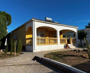 Vista exterior de Casa o xalet en venda en Olocau amb Terrassa i Piscina