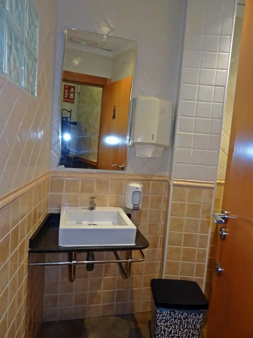 Badezimmer von Geschaftsraum zum Verkauf in Alcalalí mit Klimaanlage und Möbliert
