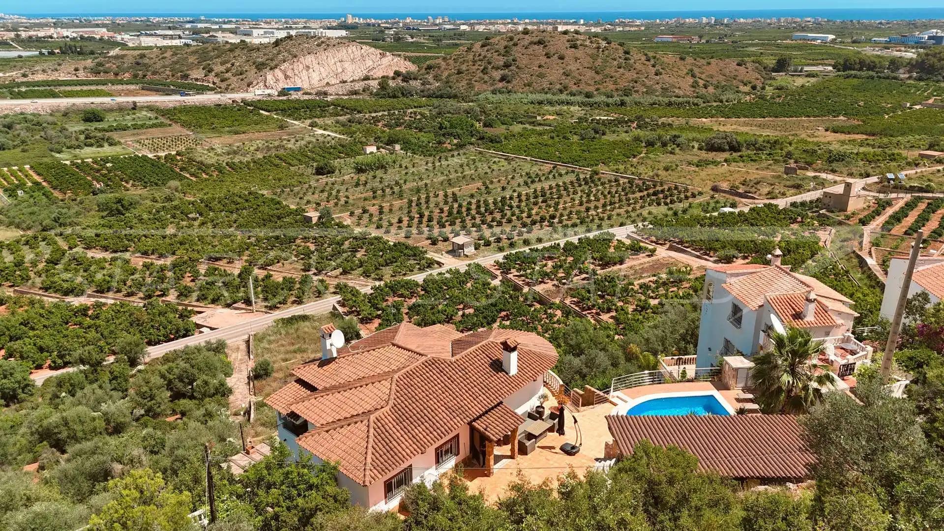 Vista exterior de Casa o xalet en venda en Oliva amb Aire condicionat, Jardí privat i Piscina