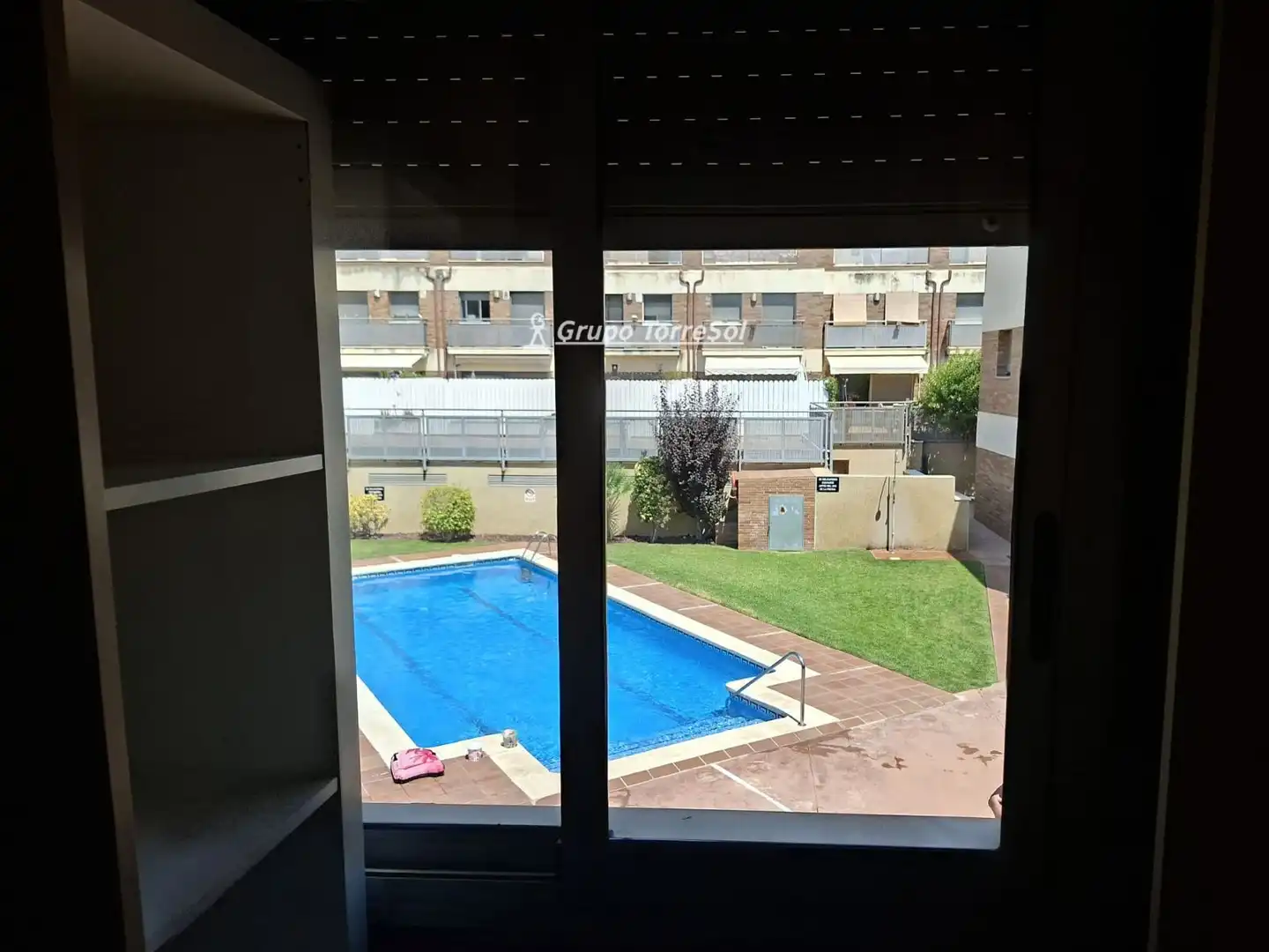 Schwimmbecken von Einfamilien-Reihenhaus zum Verkauf in El Vendrell mit Privatgarten, Schwimmbad und Gemeinschaftspool
