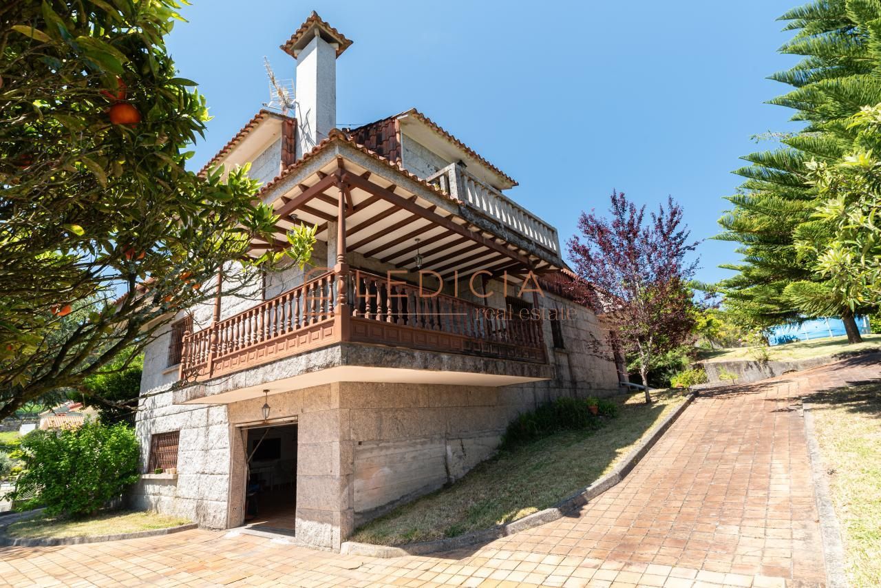 Exterior view of House or chalet for sale in Cangas   with Heating, Private garden and Parquet flooring