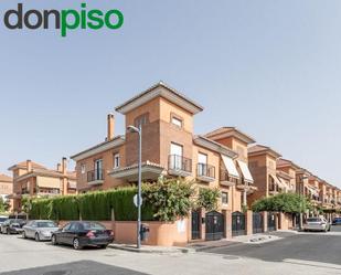 Vista exterior de Casa adosada en venda en Vegas del Genil amb Aire condicionat, Terrassa i Piscina