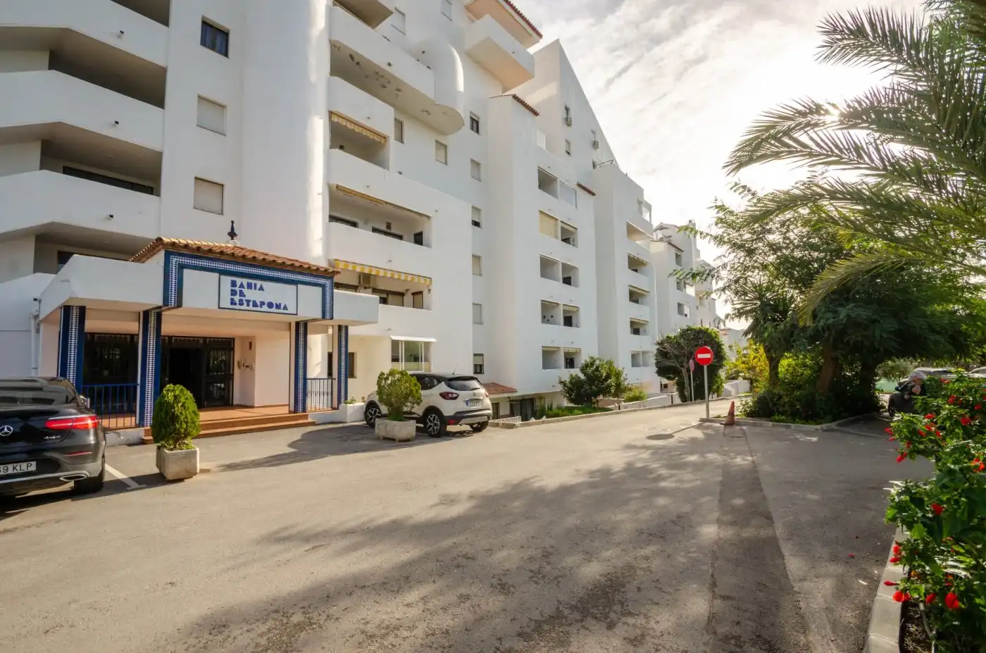 Vista exterior de Àtic en venda en Estepona amb Aire condicionat, Jardí privat i Terrassa