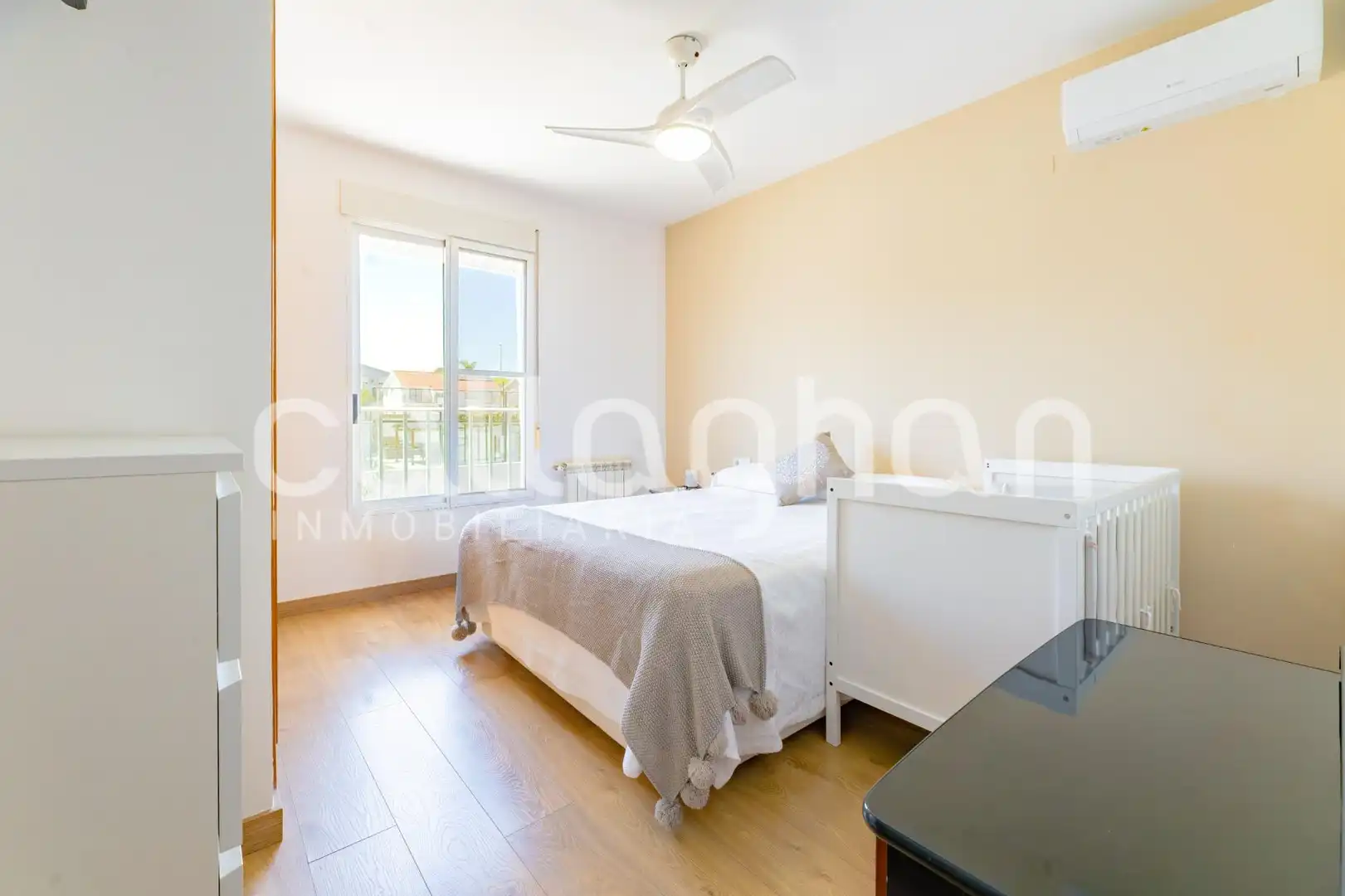 Dormitori de Casa adosada en venda en La Pobla de Vallbona amb Aire condicionat, Jardí privat i Terrassa