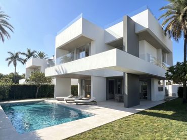 Villa avec balcon à vendre à Calle Araucaria