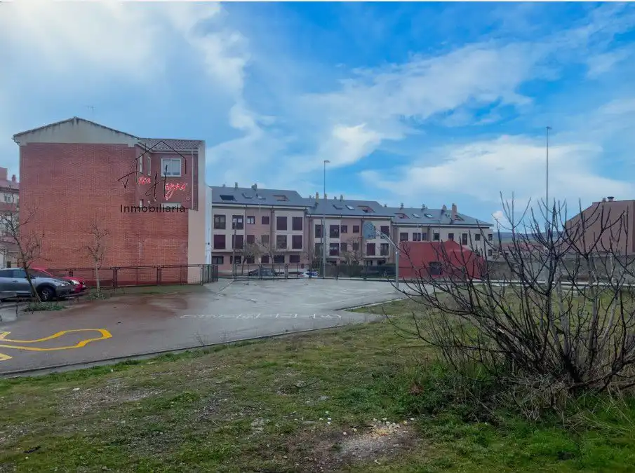 Außenansicht von Fabrikhallen zum Verkauf in Salamanca