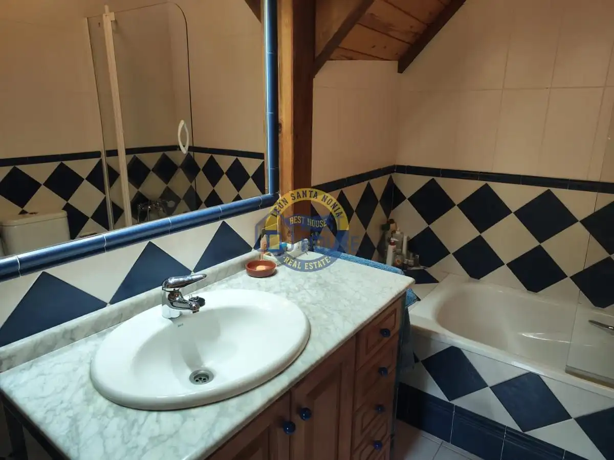 Baño de Casa o chalet en venta en Villaquilambre con Calefacción, Jardín privado y Parquet