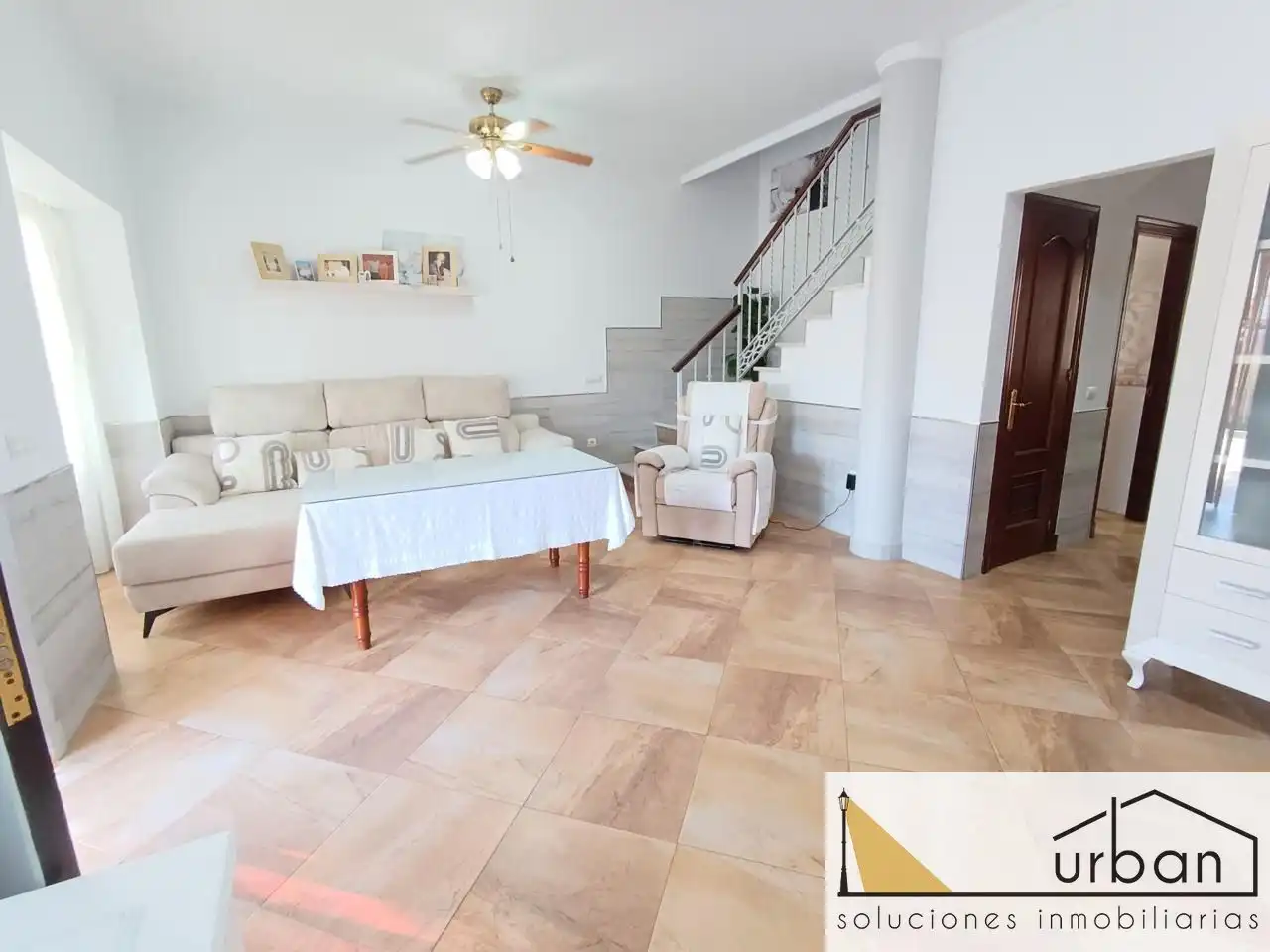 Wohnzimmer von Einfamilien-Reihenhaus zum Verkauf in Chipiona mit Klimaanlage, Abstellraum und Möbliert