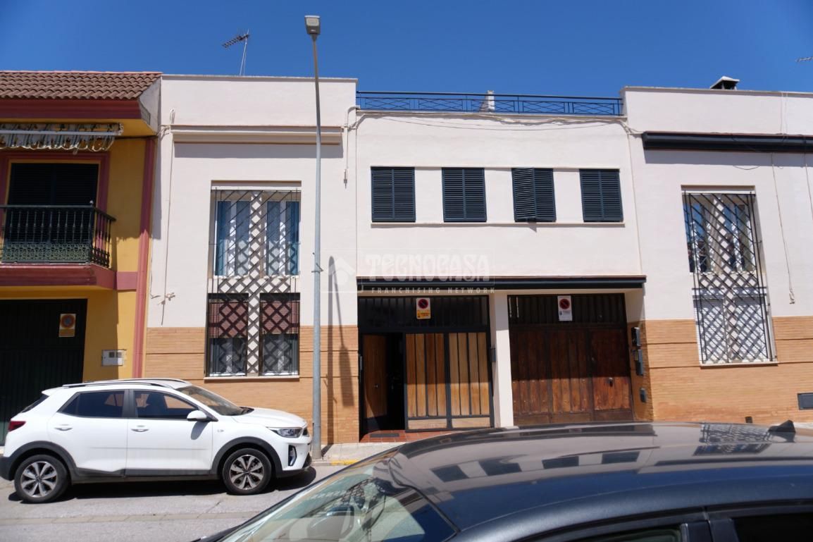 Vista exterior de Casa adosada en venda en La Rinconada amb Aire condicionat i Parquet