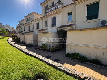 Casa aparellada amb piscina en venda a Costa Esuri