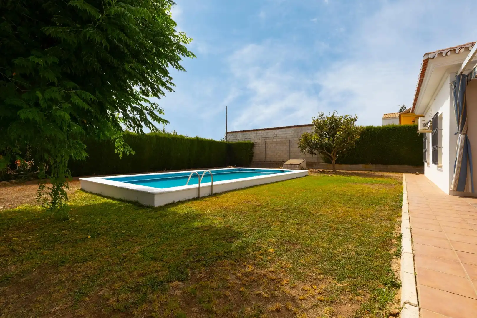 Piscina de Casa o xalet en venda en Sanlúcar la Mayor amb Jardí privat, Traster i Piscina