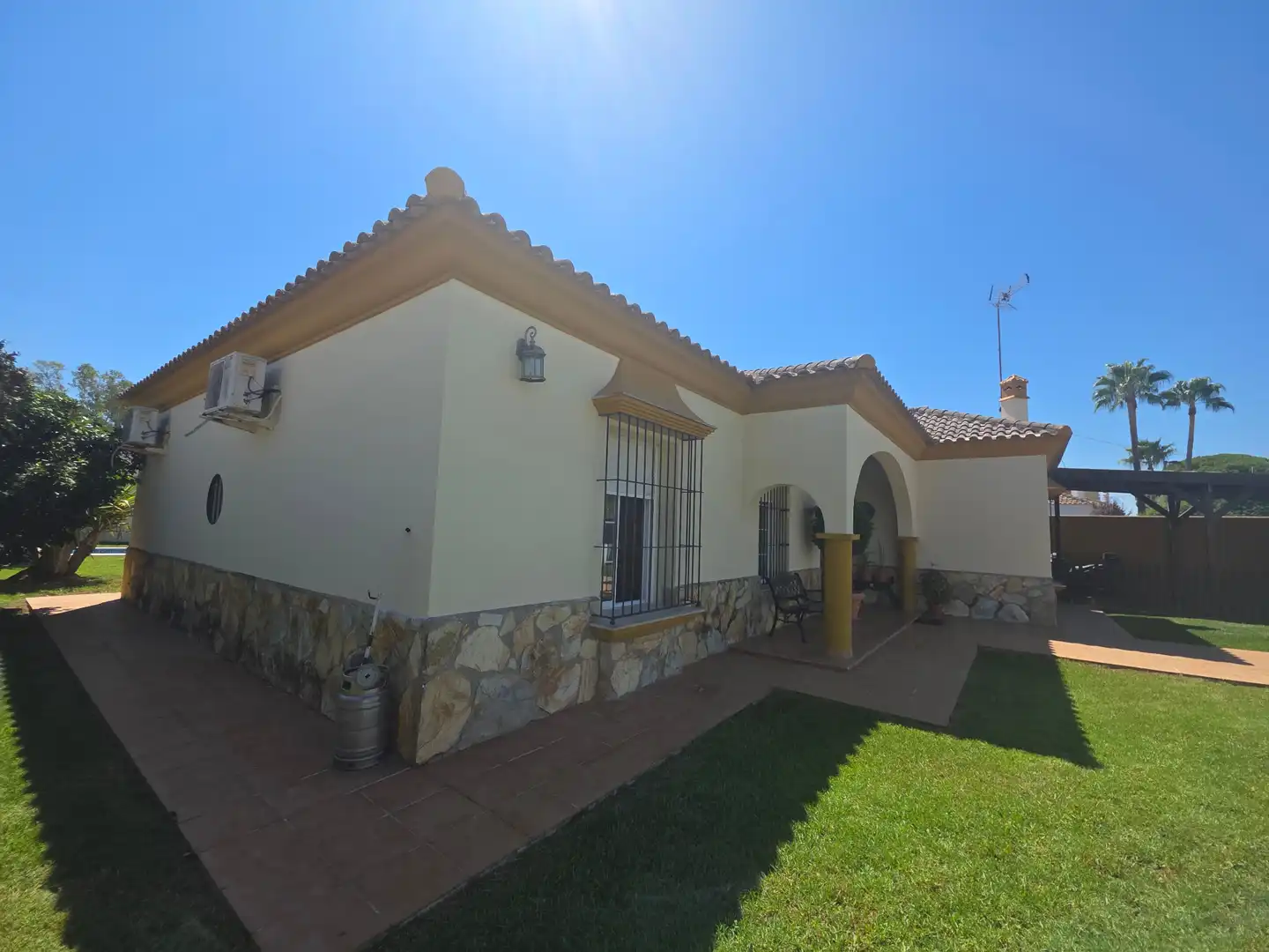 Vista exterior de Casa o chalet en venta en Alcalá de Guadaira con Aire acondicionado, Calefacción y Jardín privado