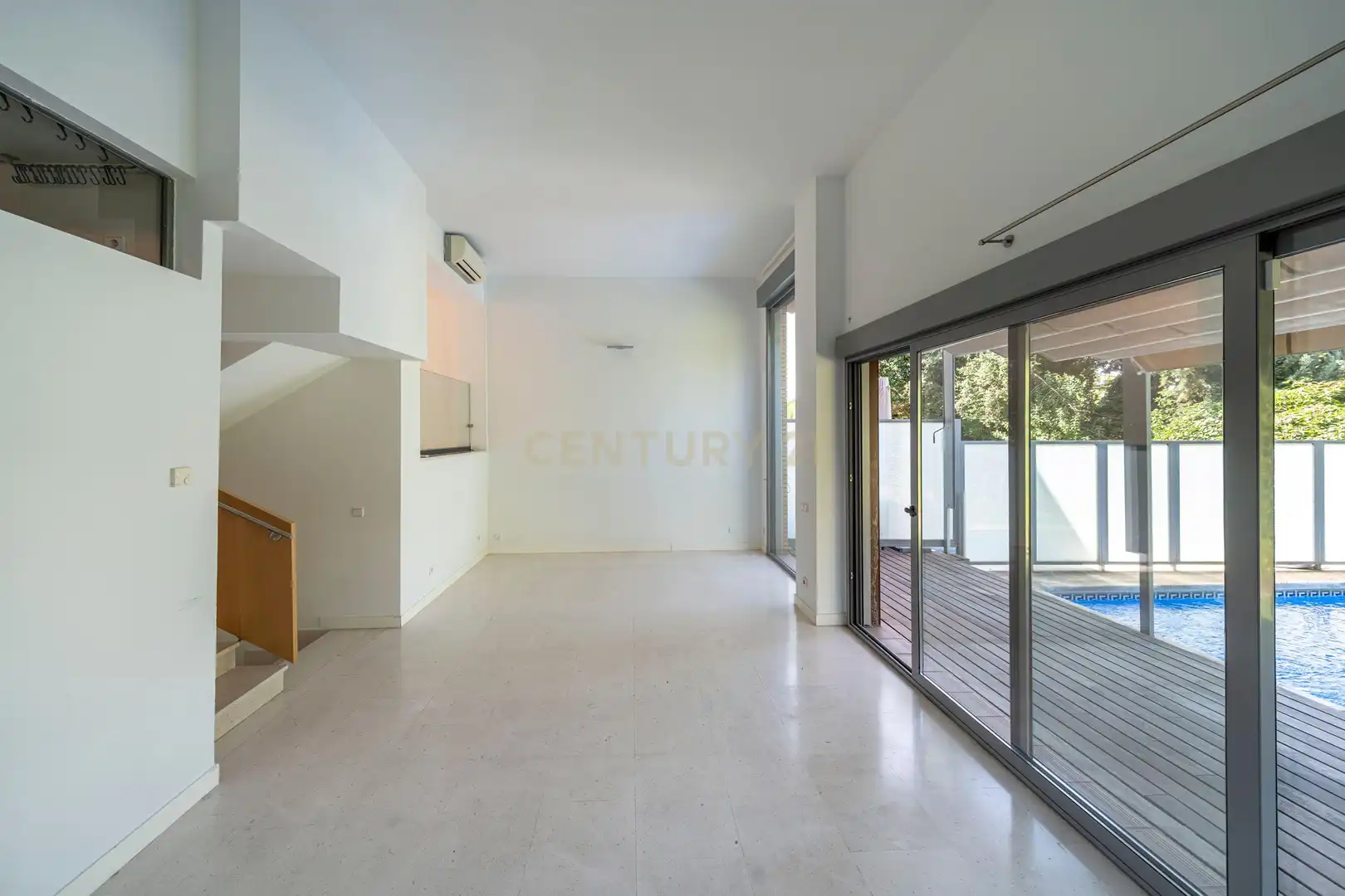 Vista exterior de Casa o xalet en venda en Pozuelo de Alarcón amb Aire condicionat, Jardí privat i Piscina