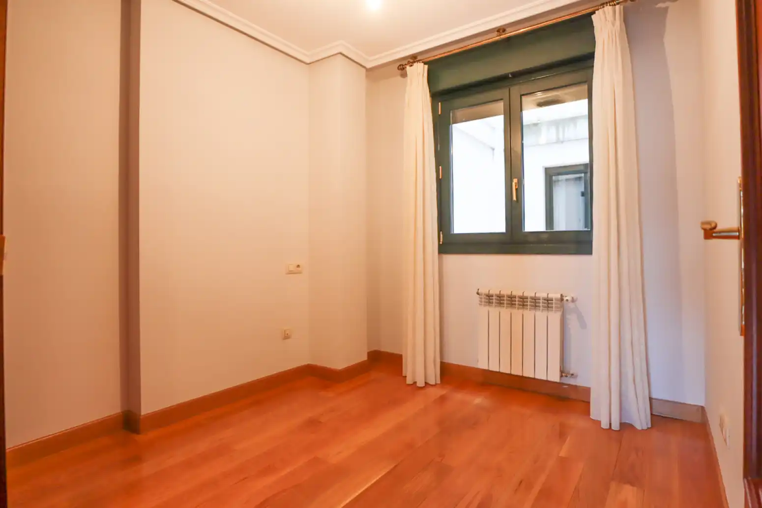 Schlafzimmer von Wohnung zur Miete in Oviedo  mit Heizung und Parkett