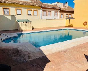 Piscina de Casa adosada en venda en Fuente de Piedra amb Jardí privat, Parquet i Terrassa
