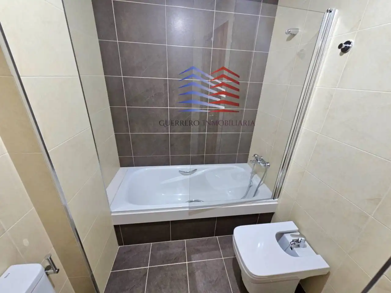 Badezimmer von Wohnung zur Miete in Ourense Capital  mit Heizung, Parkett und Abstellraum