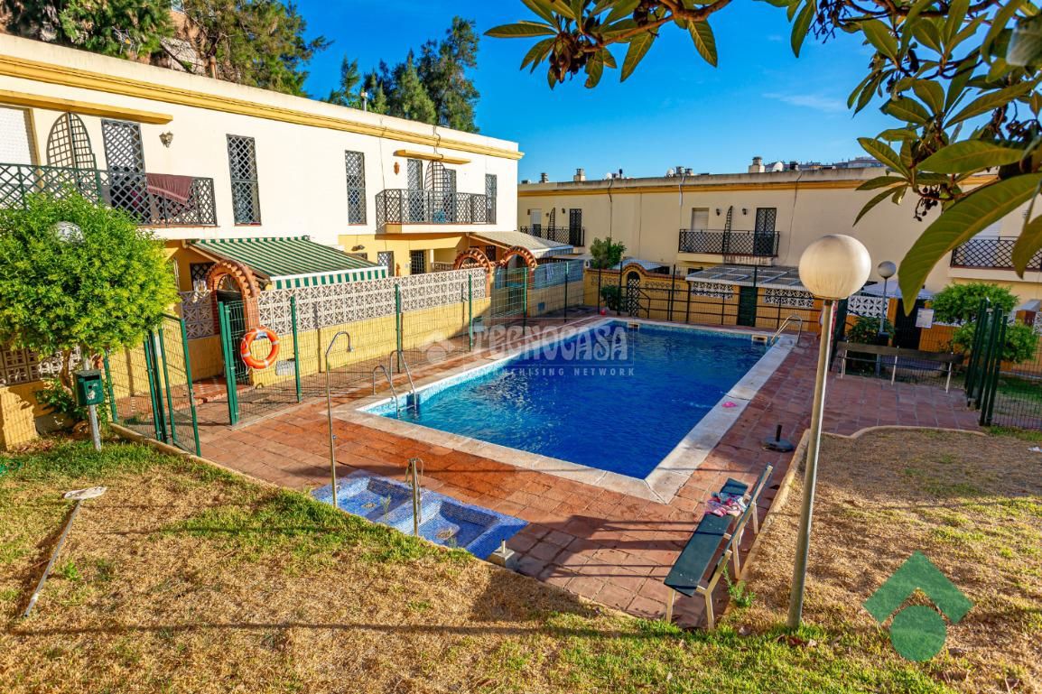 Piscina de Casa adosada en venda en Algeciras amb Terrassa i Balcó