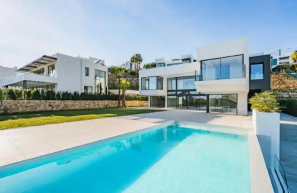 Vista exterior de Casa o xalet de lloguer en Benahavís amb Aire condicionat, Jardí privat i Terrassa