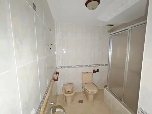 Bany de Apartament en venda en Adra