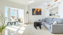Sala d'estar de Àtic en venda en Estepona amb Calefacció, Jardí privat i Parquet