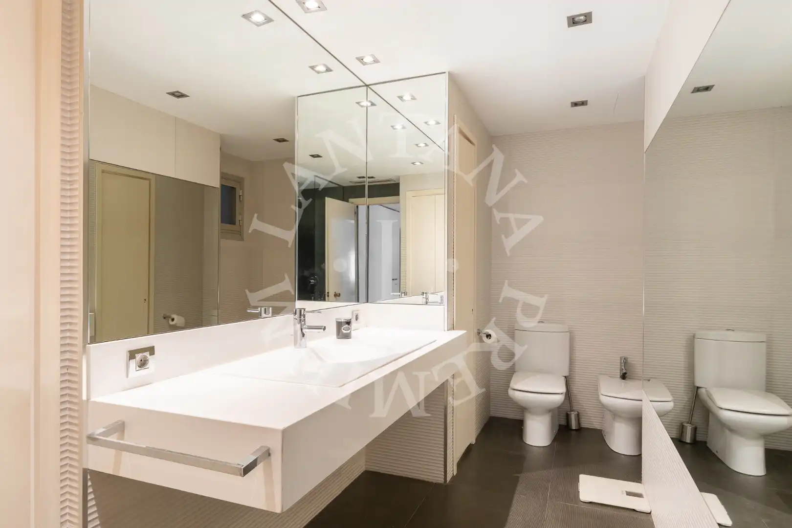 Baño de Ático en venta en Barcelona con Aire acondicionado, Calefacción y Parquet